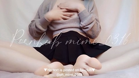 Perfekter Clip für Fußfetischliebhaber mit einem Blick auf die Muschi in einem Minirock