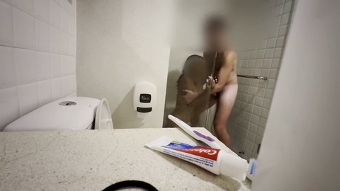 Entrare nella doccia e trovare mia sorellastra che si diverte e mi fa unire a lei.
